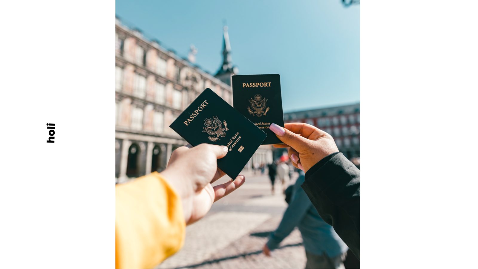 Pasaportes en mano durante un trámite migratorio