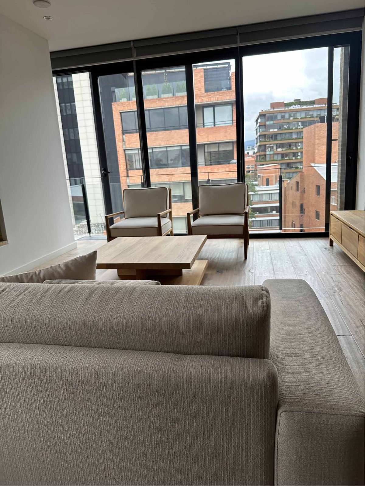 Sala amoblada en arriendo con sofá y mesa de centro