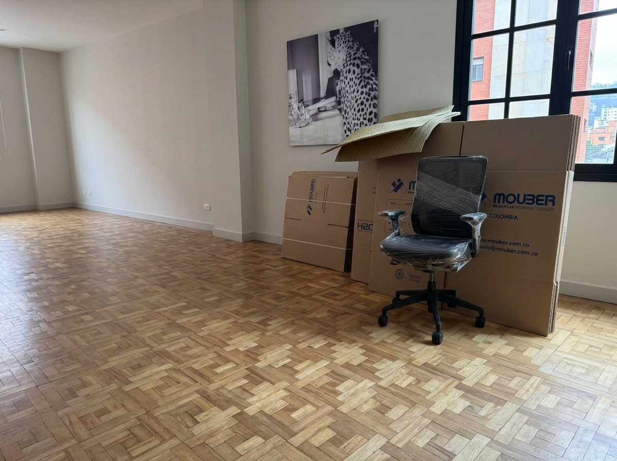 Silla y cajas de cartón Mouber preparadas para el traslado de una oficina